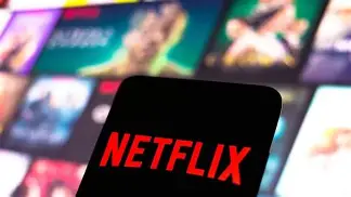 Logo de Netflix con una señal de stop, simbolizando la eliminación del plan básico.